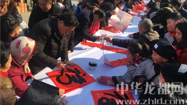 書法家揮毫送“?！?眾市民喜領(lǐng)春聯(lián)