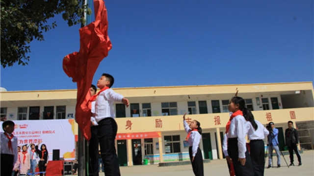 周口留守兒童的國慶節(jié)：敬隊(duì)禮、升國旗