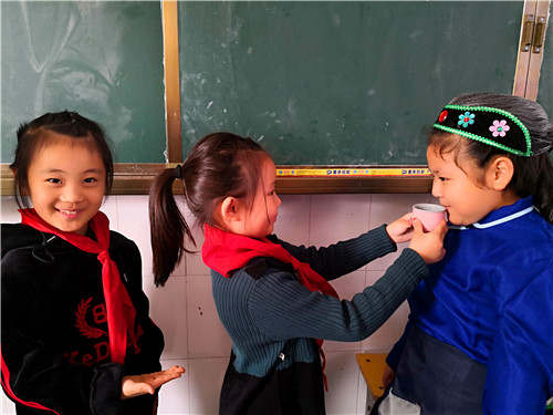 周口：小學生扮演“爺爺、奶奶” 感受重陽敬老情