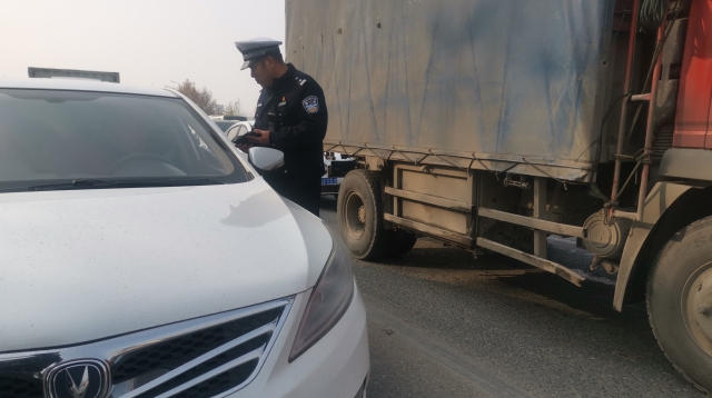周口限行第一天，交警蜀黍上路勸返近百輛車
