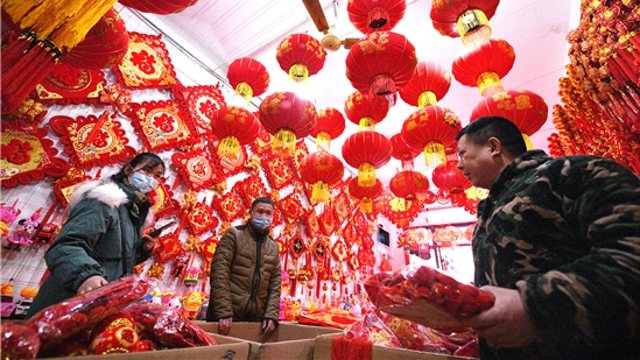 新年到！紅燈籠對(duì)聯(lián)市場(chǎng)俏