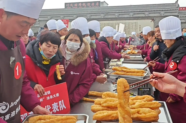 一口酥脆年味濃！鄧城油條大賽燃動新春